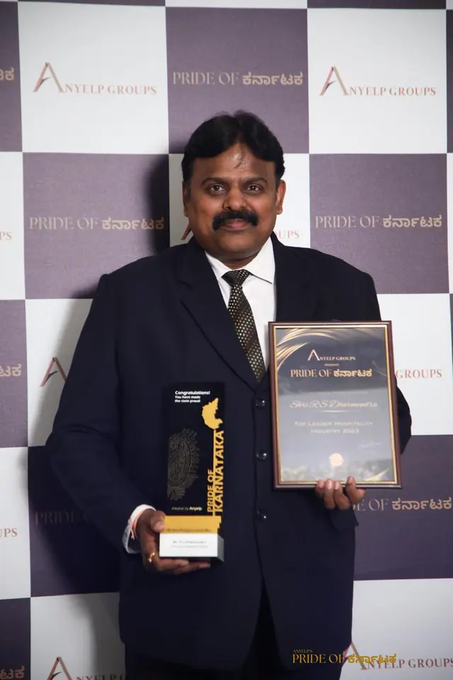 R. S. Dharmendra receiving the Pride of Karnataka Top Leader Hospitality Industry 2023 award
